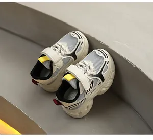 Vista dettagliata di sneaker per bambini in mesh traspirante con suole morbide e spesse