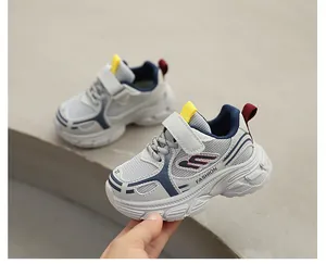 Dettaglio di scarpe sportive per bambini in mesh grigio traspirante con suole morbide