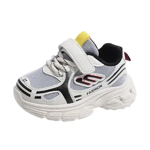 Vista dettagliata di sneaker per bambini in mesh traspirante con suole spesse.