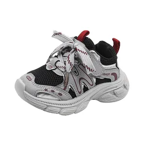Vue détaillée des baskets chunky grises et noires pour enfants avec maille respirante