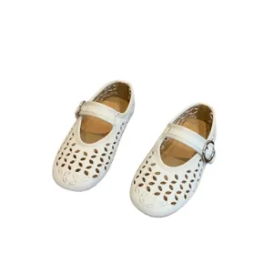 Elegante witte Mary Jane schoenen voor meisjes met Frans opengewerkt bloemenpatroon.