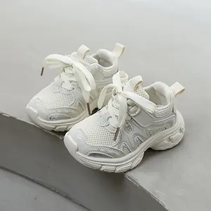 Baskets respirantes en mesh pour enfants blanc cassé avec velcro et lacets élégants
