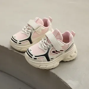 Sneakers in rete traspirante rosa e bianca per bambini con suole morbide e velcro