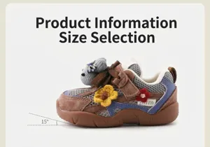 Detailansicht eines Babysportschuhs mit süßer Häkelblume und gestricktem Bären-Dekor