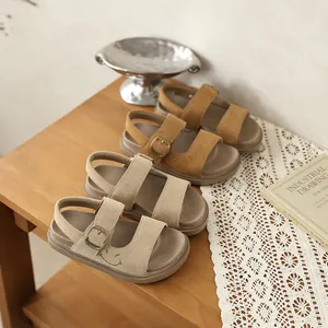 Dettaglio di comodi sandali da spiaggia per bambini con un simpatico design a sorriso