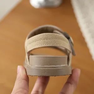 Vista posteriore dettagliata di sandali per bambini kaki con suola spessa antiscivolo.