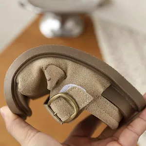 Suola flessibile di sandali in camoscio marrone per bambini con cinturino con fibbia.
