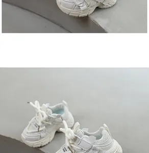 Detalle de zapatillas deportivas de malla transpirable blancas para niños con suela blanda