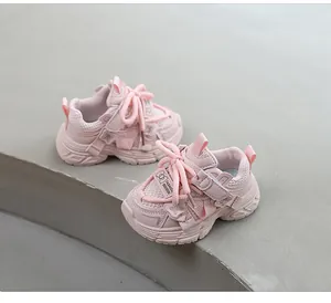 Primer plano de zapatillas rosas para niñas con malla transpirable y suela suave cómoda.
