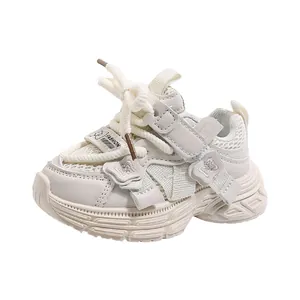 Vista detallada de zapatillas de malla blanca para niños con suela gruesa tipo dad shoe