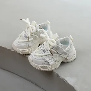 Zapatillas de malla blancas para niños y niñas con suela blanda y diseño moderno