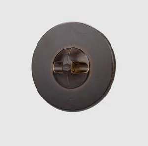 Vue macro d'un bouton en nylon décoratif haut de gamme avec finition marron mat
