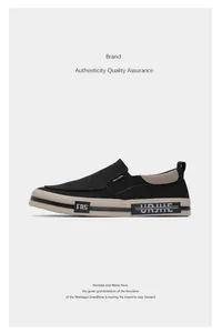 Seitenansicht eines stilvollen schwarzen Segeltuch-Slip-ons mit kontrastierender Sohle.
