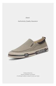 Stylische khakifarbene Herren-Segeltuch-Slipper mit modernen künstlerischen Sohlenmustern