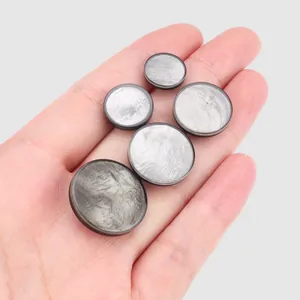 Set de cinco botones de nácar gris de lujo para diseño de moda de alta gama.