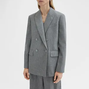 Blazer de lana gris con botones de concha oscura de alta gama en fondo blanco