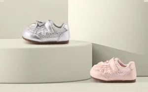 Antislip buitenschoenen voor peutermeisjes met kantgaas en vlinderstrik in zilver en roze