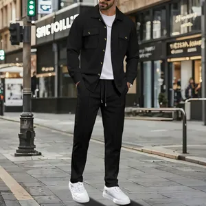 Αστική άποψη ενός ανδρικού μαύρου σετ δύο τεμαχίων από ύφασμα βάφλα, πουκάμισο και παντελόνι