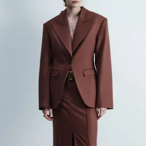 Chaqueta marrón de alta gama con detalle de botón de nácar natural