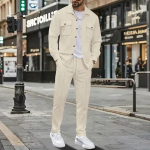 Μια street style φωτογραφία ολόσωμου μπεζ ανδρικού σετ από ύφασμα βάφλα σε εξωτερικό χώρο