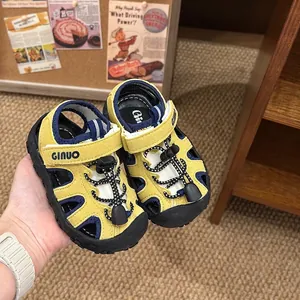 Dettaglio di sandali sportivi traspiranti gialli e blu per bambini con cinturino velcro
