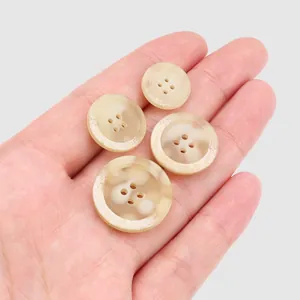 Premium harsknopen in Japanse stijl voor jassen, vier maten getoond op een hand