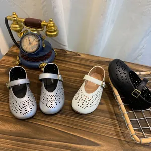 Vue détaillée des ballerines Mary Jane creuses et respirantes en argent, blanc, noir