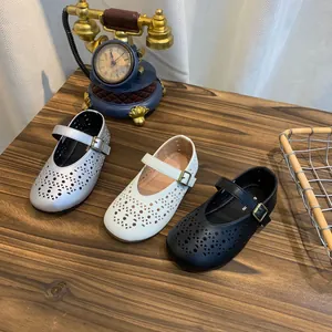 Trois couleurs de ballerines Mary Jane présentées sur une table en bois vintage.