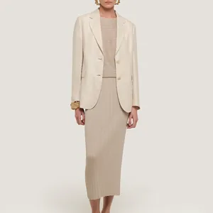 Elegante blazer in lino beige da donna con bottoni in resina importati di alta qualità.