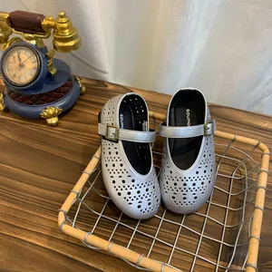 Détail des ballerines Mary Jane argentées ajourées avec motifs respirants au laser.