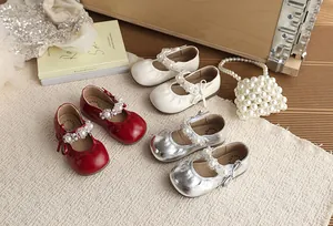 Elegante meisjes prinsessenschoenen met parelbandjes en geplooide details in drie kleuren.