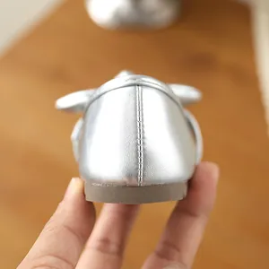 Détail de chaussures Mary Jane argentées pour tout-petits sur la couture du talon.