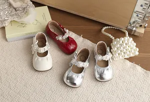 Gedetailleerd overzicht van prinsessenschoenen met parels in rood, wit en zilver.