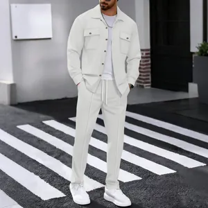 Detalle de la textura de gofre blanca en el conjunto de camisa y pantalón para hombre.
