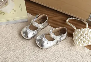 Zilveren prinsessenschoenen voor meisjes met parels en een zachte, comfortabele zool