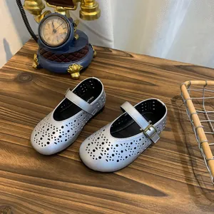 Vue détaillée des ballerines Mary Jane argentées ajourées avec un design respirant