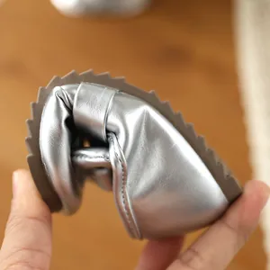 Gros plan sur la semelle souple et flexible des chaussures Mary Jane argentées