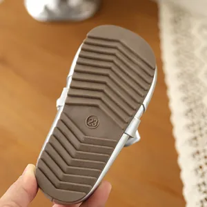 Vue détaillée de la semelle en caoutchouc antidérapante des chaussures Mary Jane, taille 23