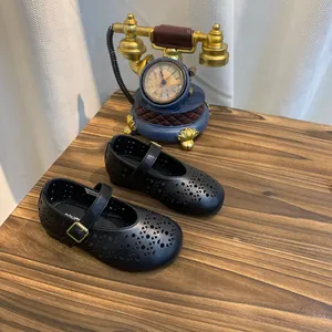 Ballerines Mary Jane noires ajourées respirantes avec bout rond et bride à boucle dorée
