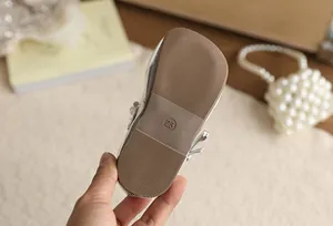 Detailweergave van de rubberen zool van zilveren prinsessenschoenen voor meisjes.