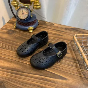 Ballerines Mary Jane noires classiques avec motif ajouré respirant et boucle dorée