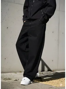 Vue détaillée du jean oversize noir à jambe droite pour homme, style décontracté