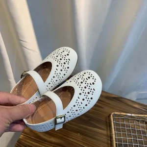 Vue détaillée des chaussures plates Mary Jane blanches avec motif ajouré respirant