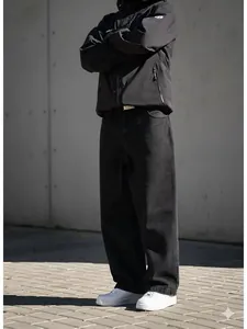 Vue détaillée du jean noir oversize pour homme avec coupe droite style streetwear