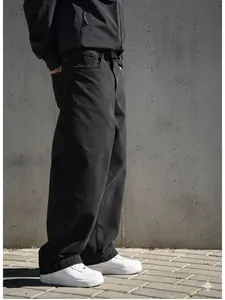Vue détaillée du jean noir oversize pour homme avec une coupe droite large et décontractée