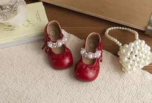 Rode kunstlederen Mary Jane schoenen voor meisjes met decoratieve parel- en kristalbloemen