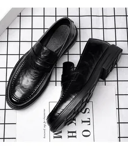 Primo piano di lussuosi mocassini da uomo in pelle nera lucida per un look formale raffinato