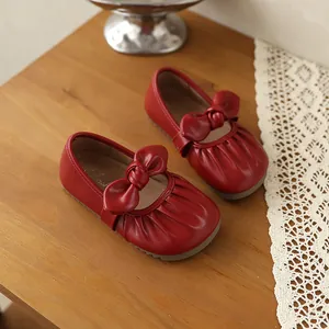 Vue détaillée de chaussures Mary Jane rouges pour filles avec nœud élégant et plis