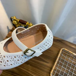 Vue détaillée des chaussures plates Mary Jane blanches ajourées et respirantes pour femmes