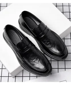 Dettaglio mocassini da uomo in pelle nera con texture premium e classico design a U